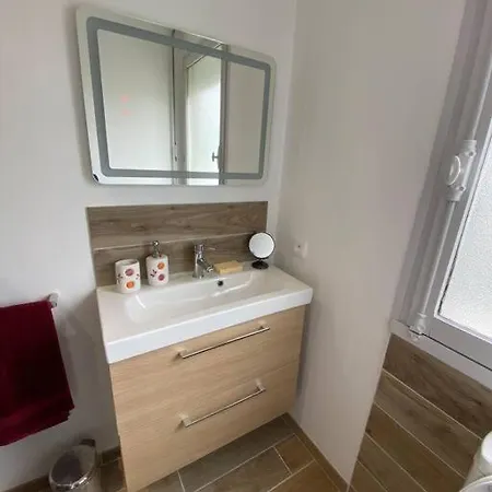 Lumineux De 35m2 Au Coeur De Solesmes (Sarthe)